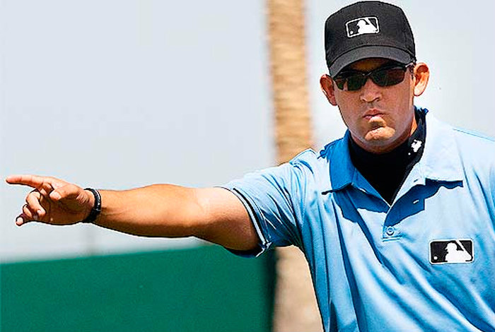 Manuel González comienza como chief umpire en las Series de Campeonato - El  Emergente