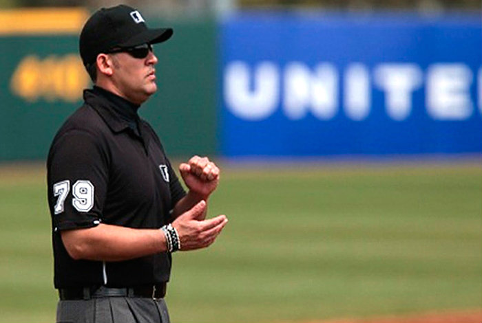 Manuel González comienza como chief umpire en las Series de Campeonato - El  Emergente