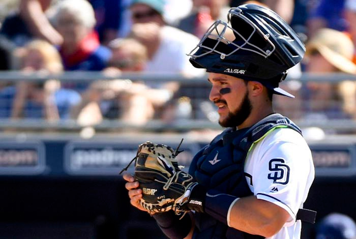 Luis Torrens espera, bate en mano, en la cueva del Magallanes